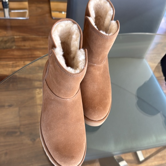 get 2 pairs for 1 
New without boxes size 7 women,UGG camel/black color - Picture 7 of 8